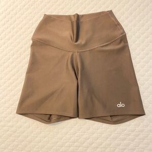 Alo High-Rise Brown Bike Shorts and bra